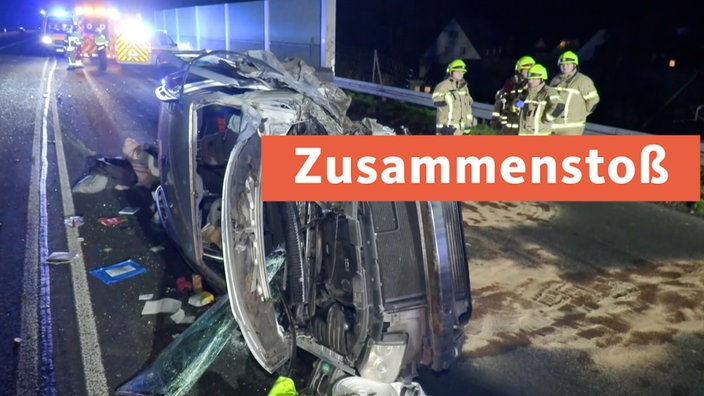 Ein Unfallauto liegt auf der Seite - Zusammenstoß