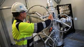 Ein Arbeiter überprüft eine Anlage in einem Uniper-Gasspeicher