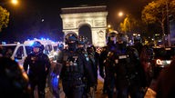 Polizisten patrouillieren vor dem Arc de Triomphe auf der Champs Elysees. Aufgrund der anhaltenden Unruhen in Frankreich sollen in der Nacht zum Sonntag erneut 45 000 Polizisten im Einsatz sein