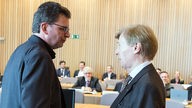 Der Ausschußvorsitzende Peter Biesenbach(r.) begrüßt in Düsseldorf den Zeugen Jörg Breetzmann(l.)