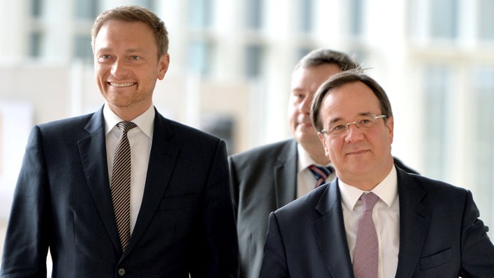 Der CDU-Landesvorsitzende, Armin Laschet (r), und der FDP-Landesvorsitzende, Christian Lindner, kommen im Landtag in Düsseldorf zu einem Pressestatement