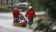 Leibnitz: Touristen waten mit Koffern durchs Hochwasser