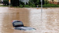 Unwetter in Slowenien: Auto schwimmt in den Fluten von Medvode