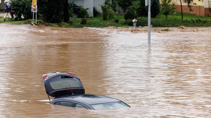 Unwetter in Slowenien: Auto schwimmt in den Fluten von Medvode
