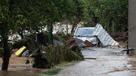 Unwetter in Slowenien: Auto, Trümmer und Äste schwimmen in den Fluten von Medvode