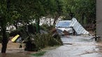 Unwetter in Slowenien: Auto, Trümmer und Äste schwimmen in den Fluten von Medvode