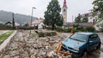 Unwetter in Slowenien: Parkendes Auto vor Geröll