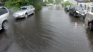 Eine Wasserschicht bedeckt eine komplette Straße