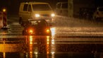 Schwere Unwetter: Ein Auto fährt durch knietiefes Wasser.