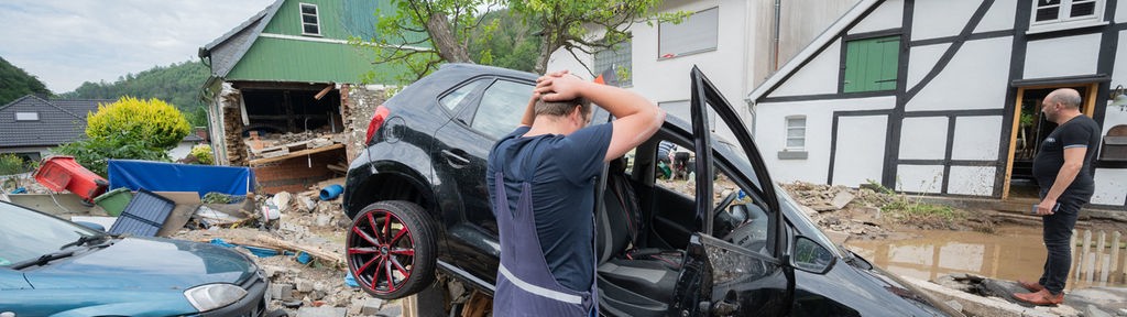 Hagen: Ein Anwohner steht vor seinem zerstörten Auto im Ortsteil Hohenlimburg
