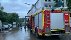 Geflutete Straßen und Feuerwehr in Tinenkamp in Gelsenkirchen
