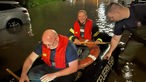 Feuerwehr in einem Boot auf den gefluteten Straßen