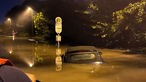 Geflutete Haltestelle und überflutetes Auto in Gelsenkirchen