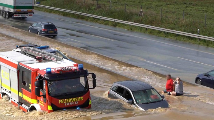 Autos stehen auf einer Fahrseite der A2 komplett unter Wasser