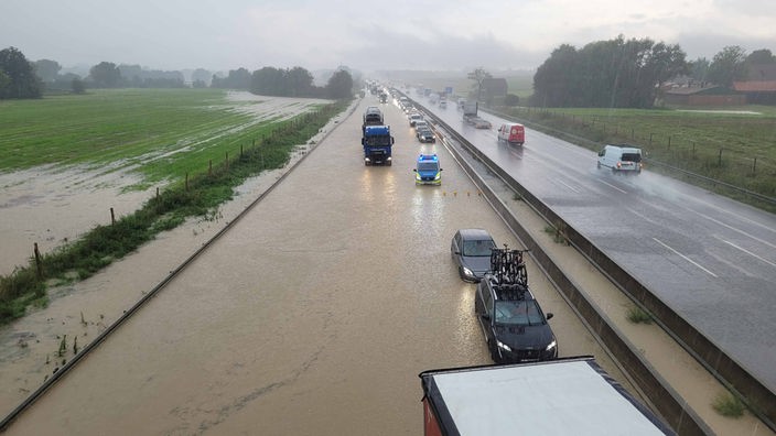 Überflutete Fahrbahn der A2 im Münsterland