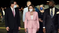 Dieses vom taiwanesischen Außenministerium veröffentlichte Handout zeigt Nancy Pelosi, Sprecherin des US-Repräsentantenhauses, nach ihrer Ankunft am Flughafen von Taipeh
