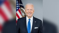 Offizielles Porträt von US-Präsident Biden: Älterer Mann grinst in die Kamera