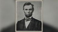 Offizielles Porträt von US-Präsident Lincoln: Schwarz-weiß-Bild eines Mannes mit buschigem Bart, der streng in die Kamera schaut