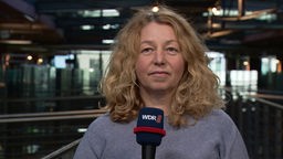 WDR Wirtschaftsexpertin Ute Schyns, Porträt mit Mikrofon