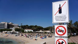 Alkohol verboten: Darauf weist ein Schild auf Mallorca hin.