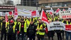 Streikende der Verdi-Gewerkschaft bei der Kundgebung am 01. März in Dortmund