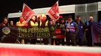  Streikende halten auf dem Betriebshof der KVB ein Banner in der Hand.