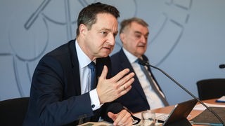 NRW-Innenminister Reul und NRW-Verfassungsschutzpräsident Kayser