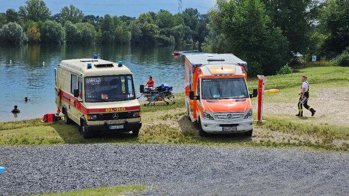 Großeinsatz von Feuerwehr, Polizei und DLRG am Rotter See bei Troisdorf, wo nach einer vermissten Person gesucht wird