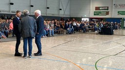 In Oeventrop (Arnsberg) wird ein Flüchtlingsheim bei einer Bürgerversammlung verhindert. 750 Menschen durften in die Halle, weitere 150 haben die Infoberanstaltung draußen über einen Monitor verfolgt