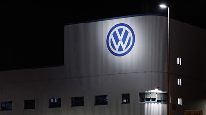 Volkswagen Logo am Werk in Osnabrück