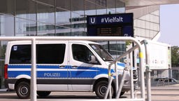  Ein Polizeifahrzeug steht vor einem temporär unbenannten U-Bahnhof an der Grugahalle in Essen in der am Wochenende die AfD ihren Parteitag abhalten wird.