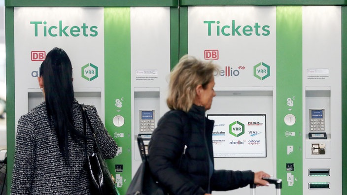 Zwei Personen vor den Ticketautomaten des VRR