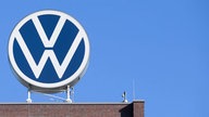 VW-Zeichen auf dem Werksgebäude in Wolfsburg