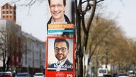 Wahlplakate mit Portraits der Spitzenkandidaten von CDU, Ministerpräsident Hendrik Wüst (oben) und SPD,Thomas Kutschaty (unten), hängen an einem LTaternenpfahl