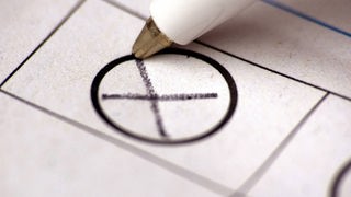 Stimmzettel mit Kreuz