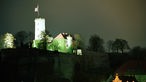 Die bei Nacht beleuchtete Sparrenburg bei in Bielefeld.