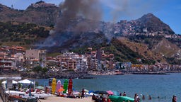 Hitzewelle verursacht Waldbrände zwischen Giardini-Naxos und Taormina