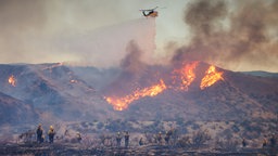 Helikopter löscht Waldbrände in Kalifornien