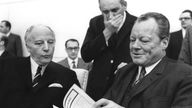  Walter Scheel, Egon Bahr und Willy Brandt studieren Akten 