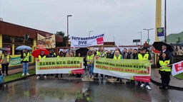 Duisburg: Menschen gehen auf die Straße für Warnstreik