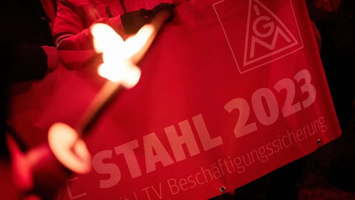 Duisburg: Ein Demonstrant hält ein Banner mit der Aufschrift «Stahl 2023» während eines Protests im Zuge des Tarifstreits