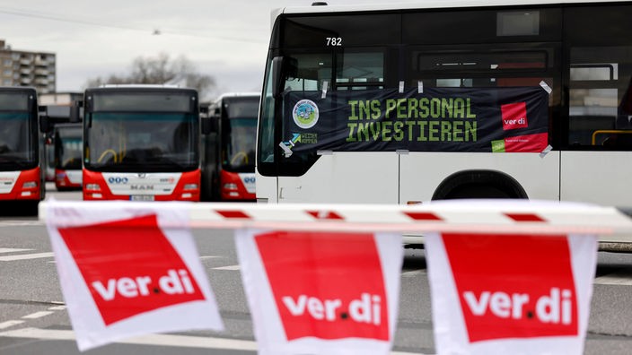 Warnstreik im Nahverkehr: Busse der Kölner Verkehrsbetriebe KVB verbleiben im Depot.