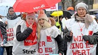 Erzieher im Sozial- und Erziehungsdienst im öffentlichen Dienst beteiligen sich an einem Warnstreik der Gewerkschaft Verdi. 