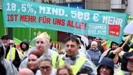 Düsseldorf: Streikende ziehen mit Verdi-Fahnen und Bannern durch die Innenstadt