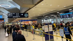 Eine Warteschlange am Flughafen Köln Bonn