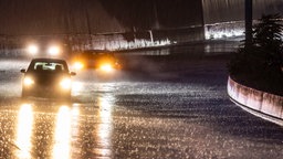 Autos fahren über die A59 bei Regen, die Straße ist nass