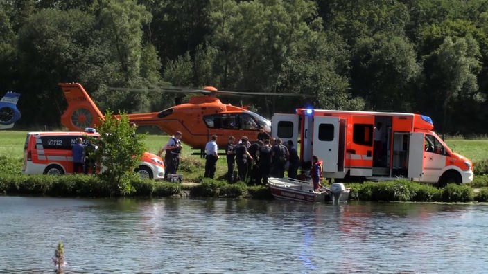 Rettungskräfte am Ufer der Ruhr bei Bochum, wo ein Kind aus dem Wasser gerettet werden musste