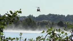 Ein Helikopter fliegt über der Ruhr, um ein Kind aus dem Wasser zu retten
