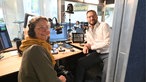 Edda Dammmüller und David Rühl sprechen im gläsernen Studio in Warburg