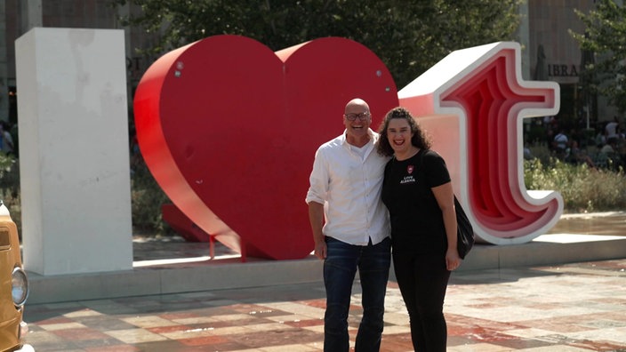 Ina und Christian stehen vor I love Tirana 